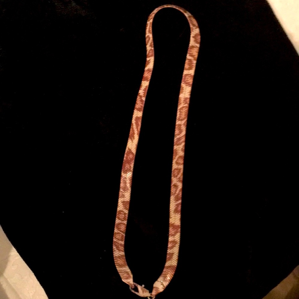 Serpentine type flat necklace